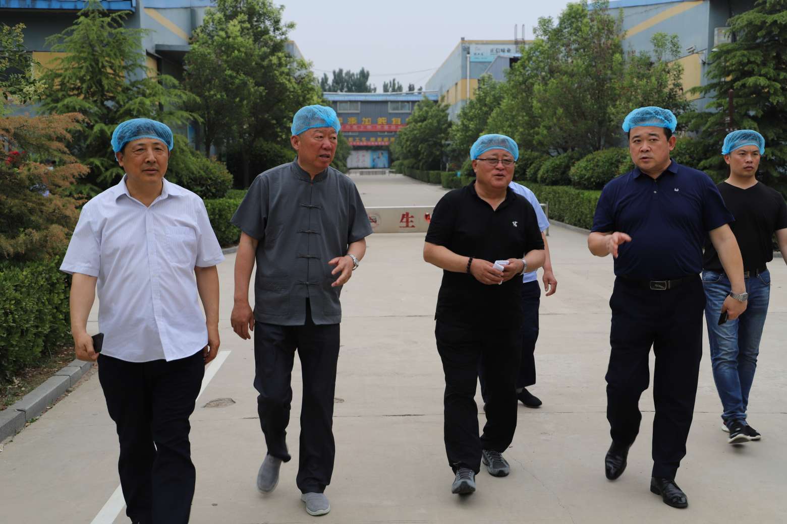 中國(guó)飯店協(xié)會(huì)膠東菜促進(jìn)委員會(huì)執(zhí)行主席宋福生一行到正信味業(yè)參觀考察