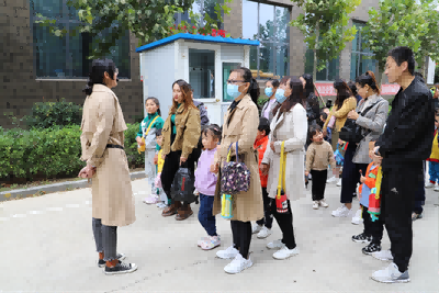 陽光國際幼教到正信味業(yè)開展秋季研學(xué)游